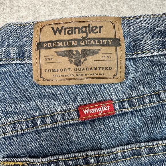 Wrangler Jean Shorts WMNS 33 High Rise Cut-off Distressed Medium Wash Frayed Hem - Picture 4 of 6